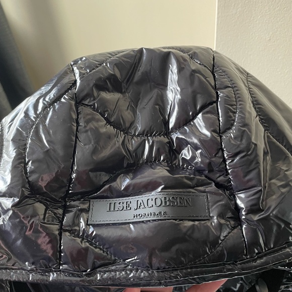 ILSE JACOBSEN GLOSSY QUILTED VEST | BLACK
Sizes 6 and 8 - Picture 4 of 10